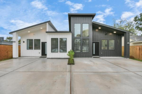 2 Homes•Sleeps 18•Gated•10 Mins To Dwntwn•SmartTvs